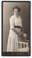 Fotografie Rud. Neubauer, Bielefeld, Niedernstr. 17, Portrait Frau Im Weissen Kleid Mit Toupierten Haaren  - Anonymous Persons