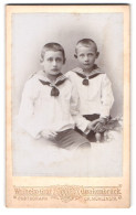 Fotografie Wilh. Gräf, Quakenbrück, Gr. Mühlenstr. 220, Portrait Brüder In Matrosenanzügen Mit Segelohren  - Anonymous Persons