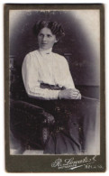 Fotografie R. Lowatsch, Roda S. A., Portrait Frau In Weisser Bluse Mit Welligen Haaren  - Personnes Anonymes