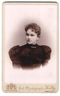 Fotografie Kolby, Zwickau, äuss. Plauensche Str. 17, Portrait Junge Dame Im Schwarzen Kleid Mit Puffärmen Und Locken  - Anonymous Persons