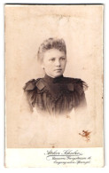 Fotografie E. W. Schulze, Hannover, Georgstrasse 16, Portrait Junge Dame Im Kleid  - Anonyme Personen