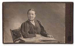 Fotografie Richard Freundt, Hannover, Feldstrasse 2 A, Portrait Hübsch Gekleidete Dame Mit Einem Buch  - Anonyme Personen