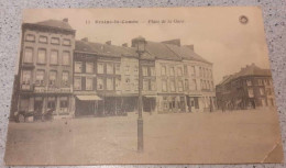 CPA - BRAINE-LE-COMTE - Place De La Gare - Café Du Champs De Mars - Hotel De Charleroi - Années 30' - Vierge - Braine-le-Comte