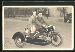 Foto-AK Familie Auf DKW-Motorrad Mit Beiwagen  - Motorfietsen