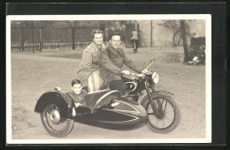 Foto-AK Stolze Familie Auf DKW-Motorrad Mit Beiwagen  - Moto