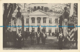 R636003 Poland. Warsaw. Belvedere Palace And The Changing Of Guards By The Cadet - Wereld