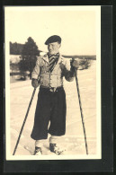 Foto-AK Junger Mann Auf Skiern Mit Skistöcken  - Winter Sports