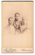 Fotografie B. Berger, Hannover, Schillerstr. 34a, Portrait Drei Bildschöne Junge Frauen In Eleganten Kleidern  - Anonyme Personen