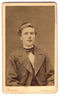 Fotografie H. Richers, Hannover, Calenbergerstr. 23, Portrait Junger Mann Mit Fliege Im Jackett  - Anonymous Persons