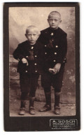 Fotografie A. Gosch, Tellingstedt, Portrait Zwei Freche Buben Mit Kurzen Haaren In Matrosenanzügen  - Anonyme Personen