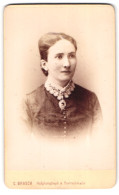 Fotografie C. Brasch, Berlin, Wilhelm-Str. 57-58, Portrait Bildschöne Junge Frau Mit Brosche Am Rüschenkragen  - Anonyme Personen