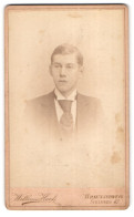Fotografie William Huch, Braunschweig, Steinweg 42, Portrait Junger Mann Mit Krawatte Im Jackett  - Personnes Anonymes