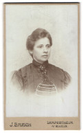 Fotografie J. Emerich, Lampertheim / Rhein, Kaiserstr. 19, Portrait Hübsche Dame Mit Rüschen Am Kleid  - Personnes Anonymes