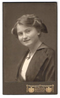 Fotografie C. Remde, Eisenach, Portrait Bildschönes Fräulein Mit Schleife Im Haar  - Anonymous Persons