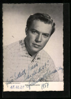 AK Schauspieler Helmuth Schneider Mit Fragendem Blick, Autograph  - Actors