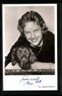 AK Schauspielerin Maria Schell Mit Fröhlichem Lächeln Und Hund Im Arm, Autograph  - Schauspieler