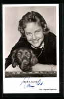 AK Schauspielerin Maria Schell Mit Fröhlichem Lächeln Und Hund Im Arm, Autograph  - Acteurs