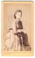 Fotografie F. Brandseph, Stuttgart, Hübsche Dame In Festlichem Kleid, Korkenzieherlocken  - Anonyme Personen