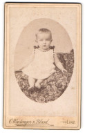 Fotografie C. Weidinger & Basel, Linz, Promenade 3 Mohren, Süsses Baby Mit Grossen Augen  - Anonyme Personen