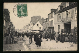 CPA Pontorson, La Grande-Rue Un Jour De Marché  - Pontorson