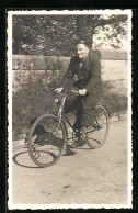 Foto-AK Junger Mann Mit Hohem Tempo Auf Seinem Fahrrad Unterwegs  - Andere & Zonder Classificatie