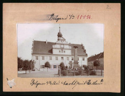 Fotografie Brück & Sohn Meissen, Ansicht Belgern A. Elbe, Blick Auf Das Rathaus Mit Kriegerdenkmal Und Roland Am Markt  - Lieux