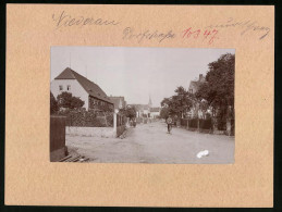 Fotografie Brück & Sohn Meissen, Ansicht Niederau Bez. Dresden, Dorfstrasse Mit Wohnhäusern, Knabe Auf Fahrrad  - Orte