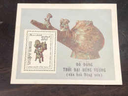 VIET  NAM  STAMPS BLOCKS-47(1986 Brozen Human Statute And  Kettle)1 Pcs Good Quality - Vietnam