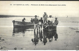 Le Croisic Pêcheurs De Belle Isle Débarquant Leur Pêche - Le Croisic