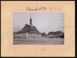 Fotografie Brück & Sohn Meissen, Ansicht Neustadt I. Sa., Marktplatz Mit Rathaus, Restauration & Bäckerei  - Plaatsen