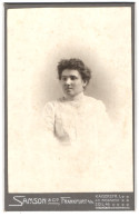 Fotografie Samson & Co., Frankfurt A. M., Kaiserstrasse 1, Junge Dame In Hübscher Kleidung  - Anonieme Personen