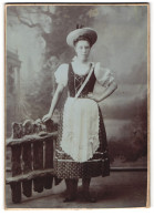 Fotografie Atelier Brigitta, Wien, Wallensteinstrasse 26, Junge Frau Im Trachtenkleid  - Anonyme Personen