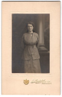 Fotografie E. Rudolph, Hof, Lorenzstrasse 3, Junge Dame In Modischer Kleidung  - Anonieme Personen