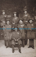 R637114 Tower Of London. Group Of Yeomen Warders. Undress Uniforms. Gale And Pol - Sonstige & Ohne Zuordnung