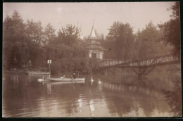 Fotografie Brück & Sohn Meissen, Ansicht Karlsbad, Blick Nach Dem Japanischen Pavillon, Ruderboot Mit Schwänen  - Lieux