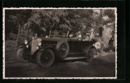 Foto-AK Familie Im Auto Von Mercesdes Benz  - Turismo