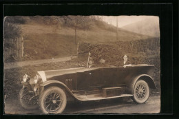 Foto-AK Chauffeuer Im Auto Mit Seinen Freundinnen  - Turismo