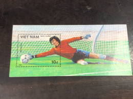 VIET  NAM  STAMPS BLOCKS-44(1986 Goalkeeper Catching Ball)1 Pcs Good Quality - Viêt-Nam