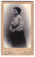 Fotografie Th. Jensen, Flensburg, Norderhofenden 15, Junge Dame In Einer Karierten Bluse, Seitenportrait  - Anonymous Persons