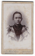 Fotografie A. Michelsen, Bredstedt, Bahnhostrasse, Junges Mädchen Mit Kette Und Brosche Im Karo-Kleid  - Anonymous Persons