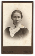 Fotografie Fritz Albrecht, Karlsruhe, Yorkstrasse 10, Hagere Dame Mit Spitzenkragen Und Mittelscheitel  - Anonymous Persons