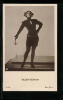 AK Schauspielerin Hedda Vernon, Stehend Im Kostüm Mit Degen  - Actors