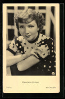 AK Schauspielerin Claudette Colbert, Im Sommerlichen Pullover Portraitiert  - Actores