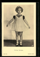 AK Schauspielerin Shirley Temple, Stehend Im Kleid Als Kinderstar  - Acteurs