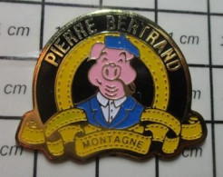 1818c Pin's Pins / Beau Et Rare / ALIMENTATION / MONTAGNE COCHON CHARCUTERIE PIERRE BERTRAND Le Cousin D'Arthus - Levensmiddelen