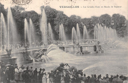 78-VERSAILLES LES GRANDES EAUX AU BASSIN DE NEPTUNE-N°5172-G/0085 - Versailles (Château)