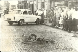 (4) Simca Aronde Contre Vélo Route De Paris à La Ferté-Bernard - Photo De Presse Maine-Libre - Années 1960 - 8cm X 12cm - Toerisme