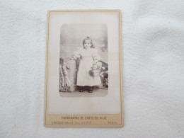 PHOTO 16X11 Cm - Petite Fille Au Panier - Cliché MILLER RAULT PARIS  - Anciennes (Av. 1900)