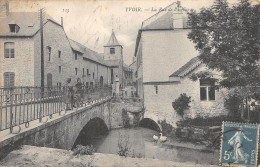 CPA BELGIQUE / YVOIR / LA RUE DE L'EGLISE - Autres & Non Classés