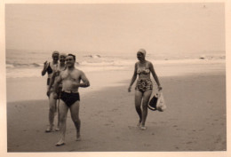 Photographie Vintage Photo Snapshot Plage Beach Maillot Bain Mer Baignade Sable - Plaatsen